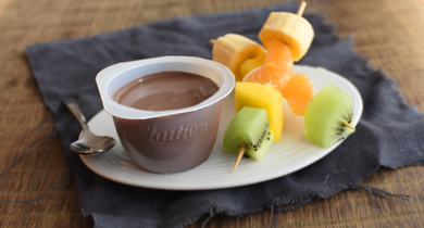Brochettes de fruits frais et Velours de Crème®