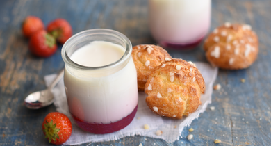 Petites chouquettes au sucre et l'Onctueux sur lit de fraises La Laitière