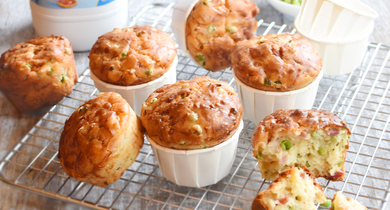 Muffins au fromage, petits pois et lardons