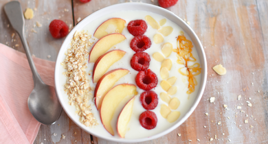 Smoothie Bowl Pêches-Framboises aux flocons d'avoine, miel de fleurs et amandes