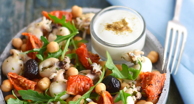 Salade de pois chiche aux petites seiches, sauce yaourt au cumin