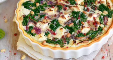 Tarte légère épinard-feta aux baies roses & pignons