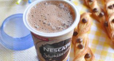 Nescafé Shakissimo Cappuccino et torsades feuilletées aux pépites de chocolat