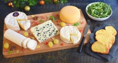 Plateau de Fromage, Pain au Maïs et Feuilles de Chêne au Sésame