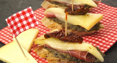 Pintxos (tapas) au jambon basque et fromage Istara