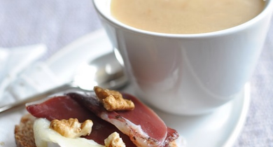 Potage de topinambours et tartine de chèvre chaud
