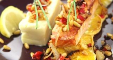Pavé de saumon aux poivrons et pignons sur lit d'orange