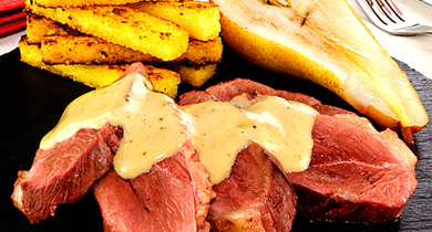 Rôti de canard, crème au chèvre, polenta et poires au vin