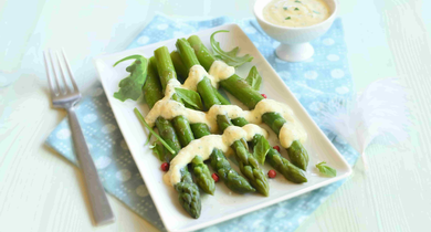 Asperges à la sauce moutardée et fines herbes