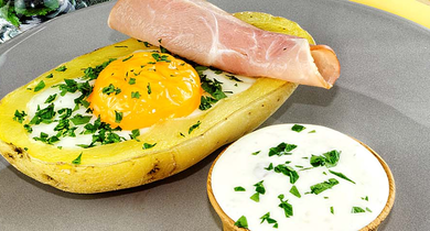 Pommes de terre farcies aux oeufs, crème de bacon