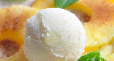 Carpaccio d'ananas à la cannelle et sa boule glacée