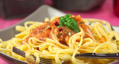 Linguine à l’ail, à l’huile d’olive, à la pulpe de tomates et au basilic
