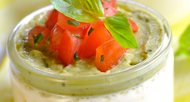 Panna cotta salée à la crème d'avocat et tomates fraîches