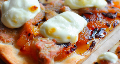 Pizza au chocolat, abricot, rhubarbe et mascarpone