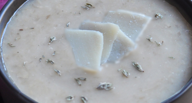 Velouté de panais, thym et pétales de parmesan