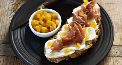 Tartines au Frais de brebis Lou Pérac, jambon de pays et abricots secs