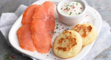 Saumon fumé et sa crème aneth-baies roses 