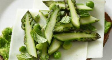 Tartines aux tranches de brebis Lou Pérac, asperges et crème de petits pois