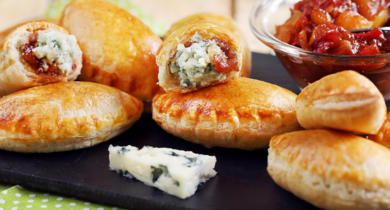 Petits Chaussons au Roquefort et Chutney de tomates