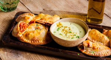 Empanadas au poulet, sauce yaourt-curry YAOS