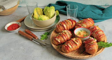 Hasselback pommes de terre Suédoise garnies au Gorgonzola, oignon rouge et chorizo
