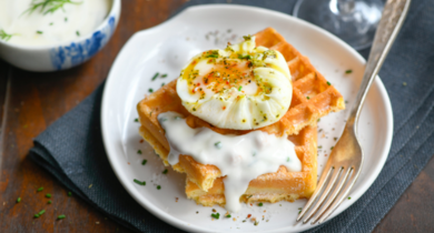 Gaufre au Parmesan & Oeuf poché, sauce crémeuse Ail & Fines Herbes