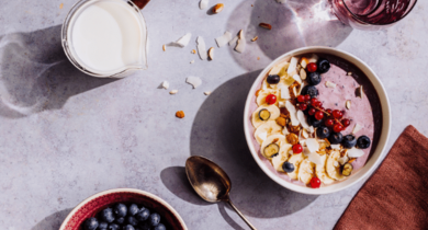 Smoothie bowl aux myrtilles, amandes et coco