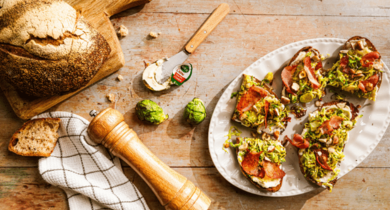 Toast tiède au Société Crème, choux de Bruxelles et lard grillé