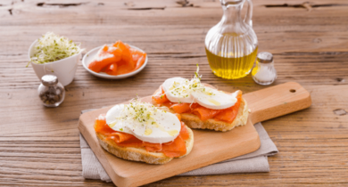 Bruschetta Mozzarella Fior di Latte, saumon fumé et pousses de poireaux