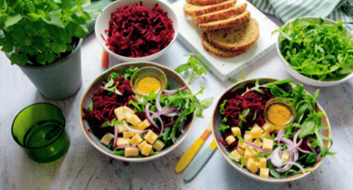 Salade de betteraves crues, roquette, oignon rouge et emmental