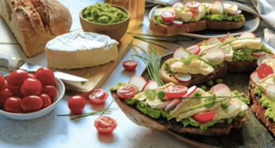 Tartines estivales de camembert Lepetit, mousse de petits pois frais, radis et tomates cerises