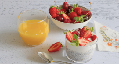 Pudding aux graines de chia, yaourt grec, fruits rouge et miel