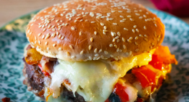 Burger basque aux poivrons, tomates séchées, jambon de Bayonne, steak haché, piment d'Espelette et Ossau Iraty