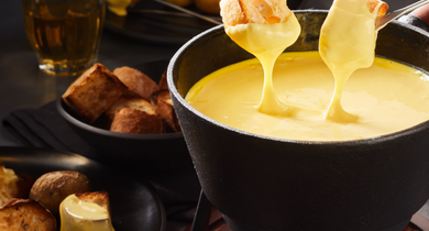 Fondue savoyarde aux lardons, et sa salade d’endives aux oignons rouges