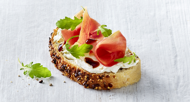 Toast Labné Président, jambon, roquette et velours balsamique