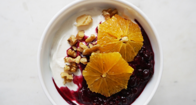 Bol de skyr siggi's, petits fruits et agrumes 