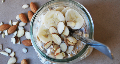 Flocons d’avoine à la banane et aux amandes & skyr siggi's