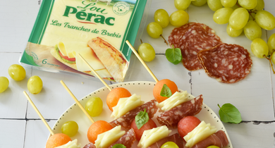 Brochettes de fruits frais aux tranches de brebis Lou Pérac