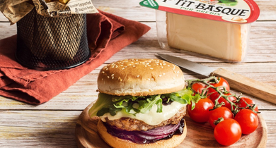 Burger de veau, confiture de cerises noires et P’tit Basque