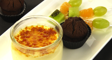 Crème brûlée, moelleux au chocolat et brochette de fruits