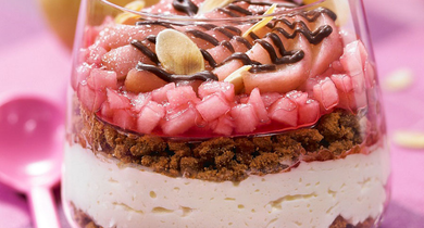 Tiramisu glacé façon poire pochée au cassis sur son lit de spéculoos