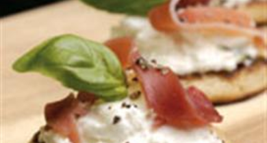Blinis de chèvre au jambon cru