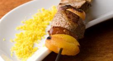 Brochettes d'agneau aux fruits secs et semoule parfumée