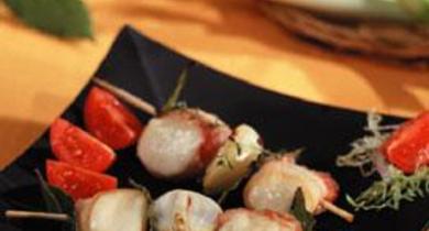 Brochettes de mozzarella au lard fumé