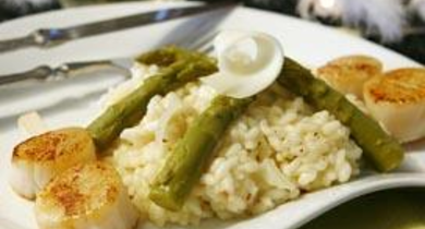 Brochettes de saint-jacques et risotto aux asperges vertes