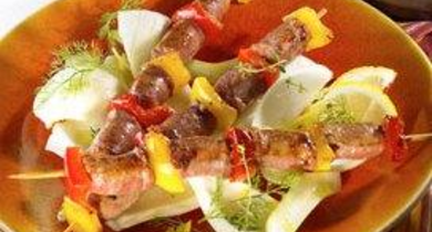 Brochettes de saucisses de veau salade de fenouil cru