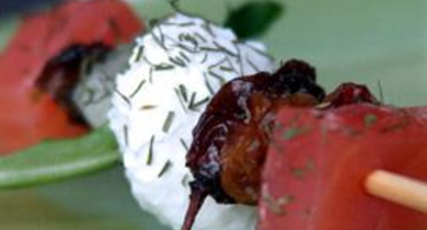 Brochettes de saumon, fromage frais et raisins