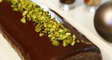 Bûche au chocolat et éclats de pistache