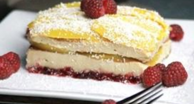 Bûche façon bavarois framboise, mangue, noix de coco