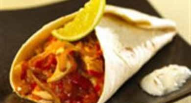 Burritos de poulet, tomate pimentée et fraîcheur de yaourt
